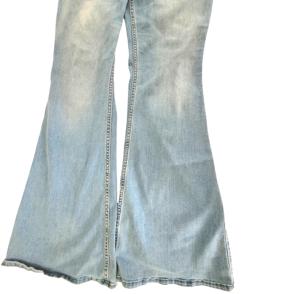 Hollister. High Rise Medium Wash Flare Jeans. Size 9 Long - Picture 9 of 11